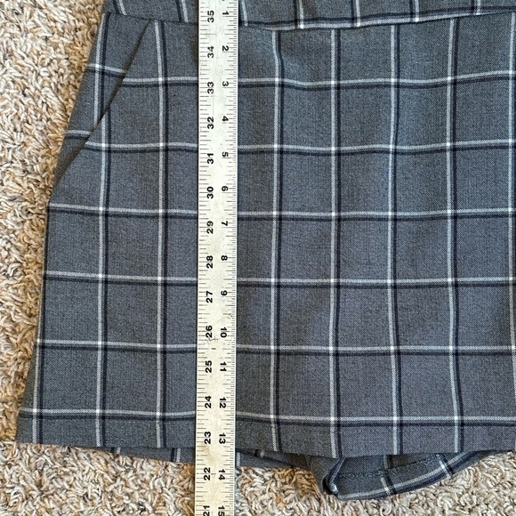 Forever 21 Gray and Black Academia Checked Plaid Skort Sz S - Picture 12 of 13